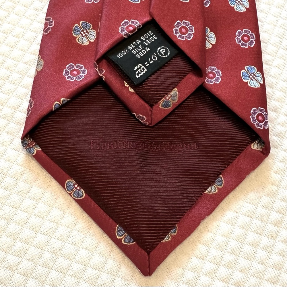 Ermenegildo Zegna 100% Silk Red with Floral Patterned Tie Perfect for Valentines - Picture 3 of 6